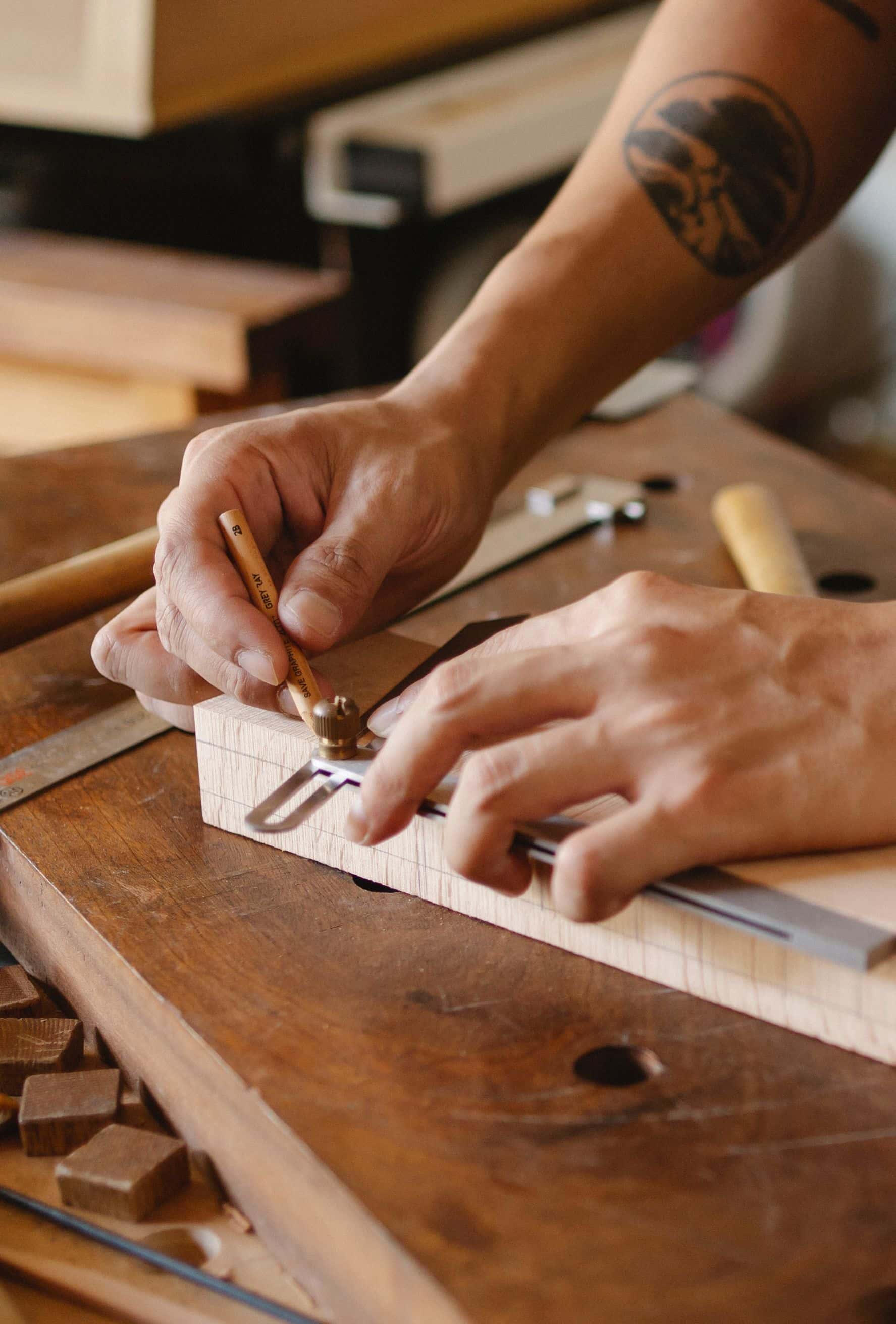 Traçage d'une pièce de bois à l'établi.
