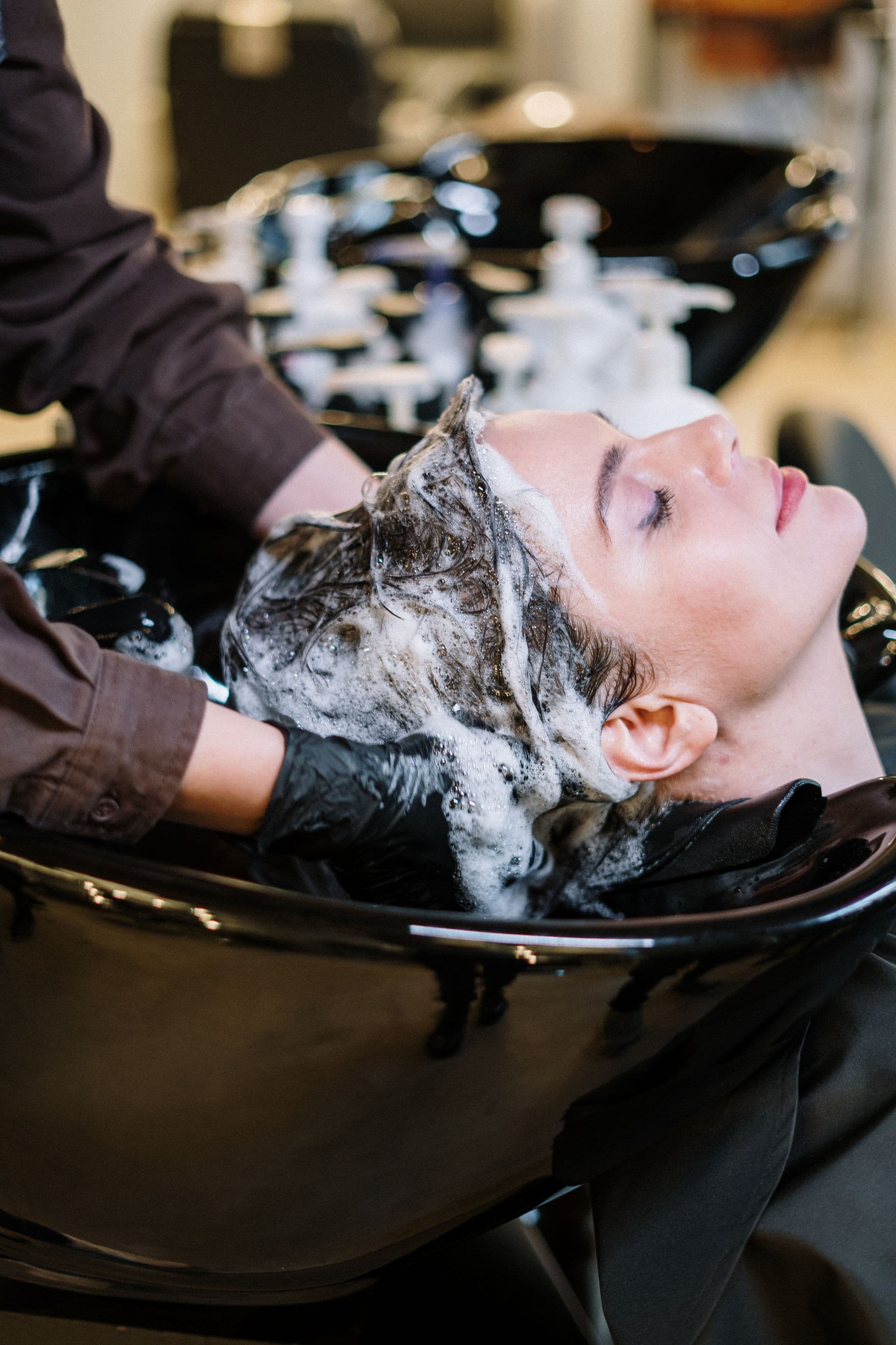 Shampoing en salon de coiffure.